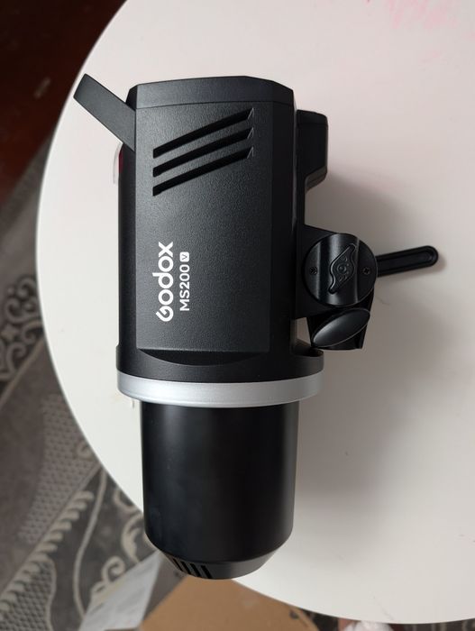 Спалах GODOX MS200V.