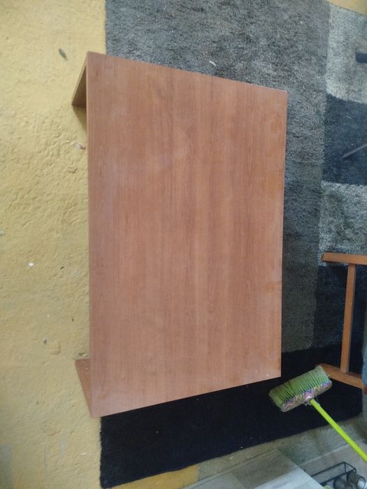 Passadeira elétrica; mesa de centro;2 esquentadores; snoquer;garrafeira;4 cadeiras