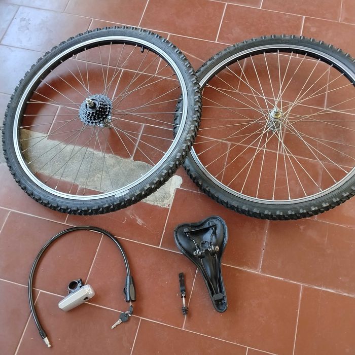 Pneus de bicicleta,selim, cadeado e lanterna