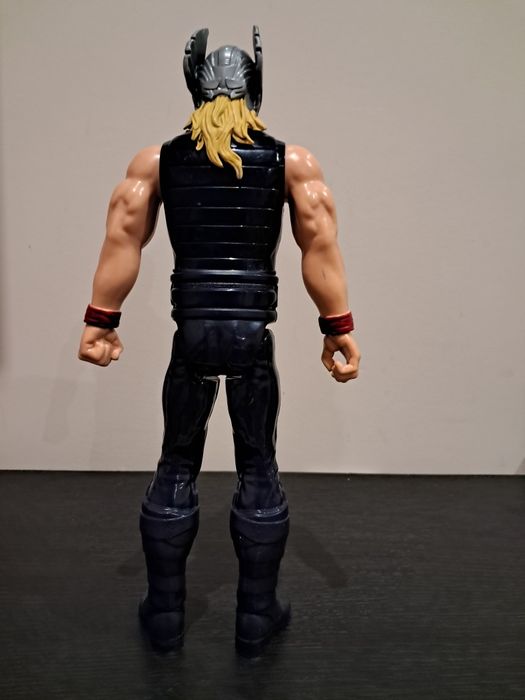 Велика фігурка Тора і рестлера Рея Містеріо, персонажа коміксів Марвел