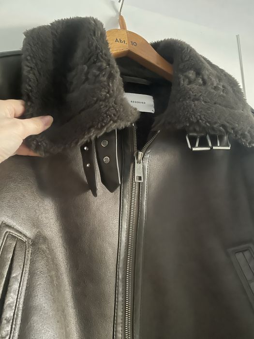 Kurtka biker z imitacji skóry khaki 38 Reserved kozuszek