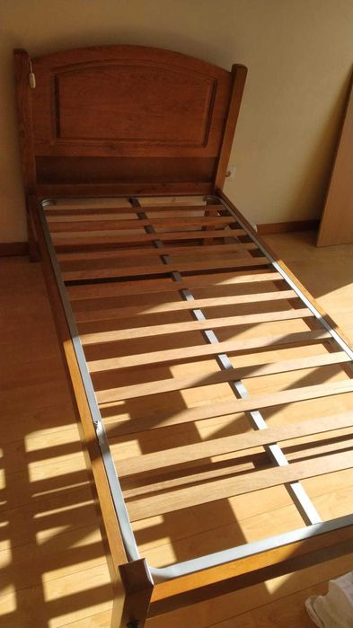 Cama de Solteiro em Madeira Maciça