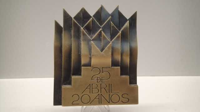 Placa de Bronze do 25 de Abril