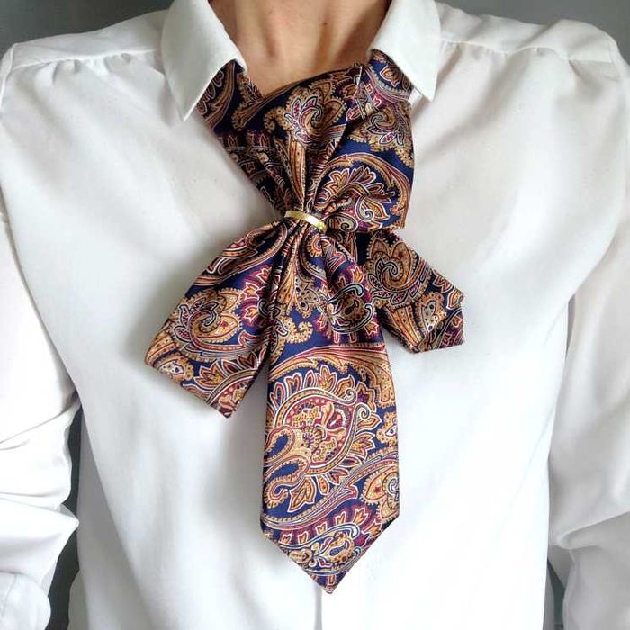 Oryginalny krawat damski wyjątkowe uzupełnienie bluzki koszuli swetra