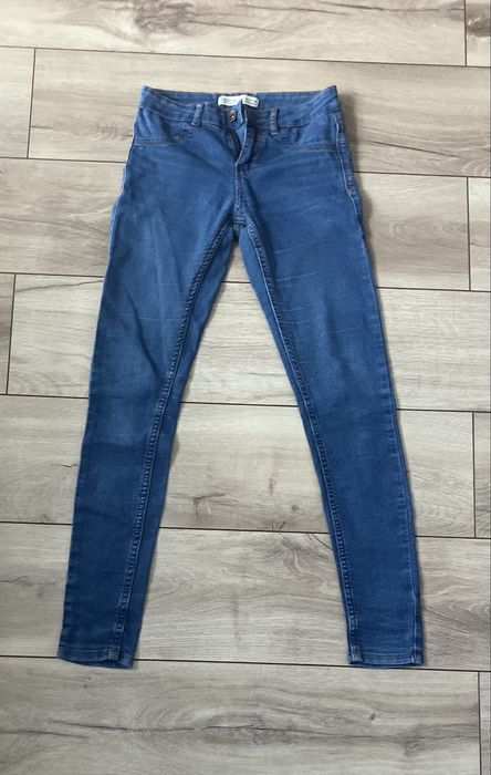 Modne, casualowe, stylowe, niebieskie jeansy, Bershka, 34/XS