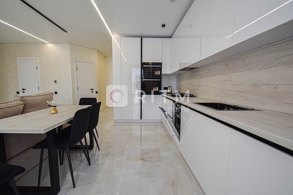 Продається сучасна 2-кімнатна квартира + кухня студія в центрі міста