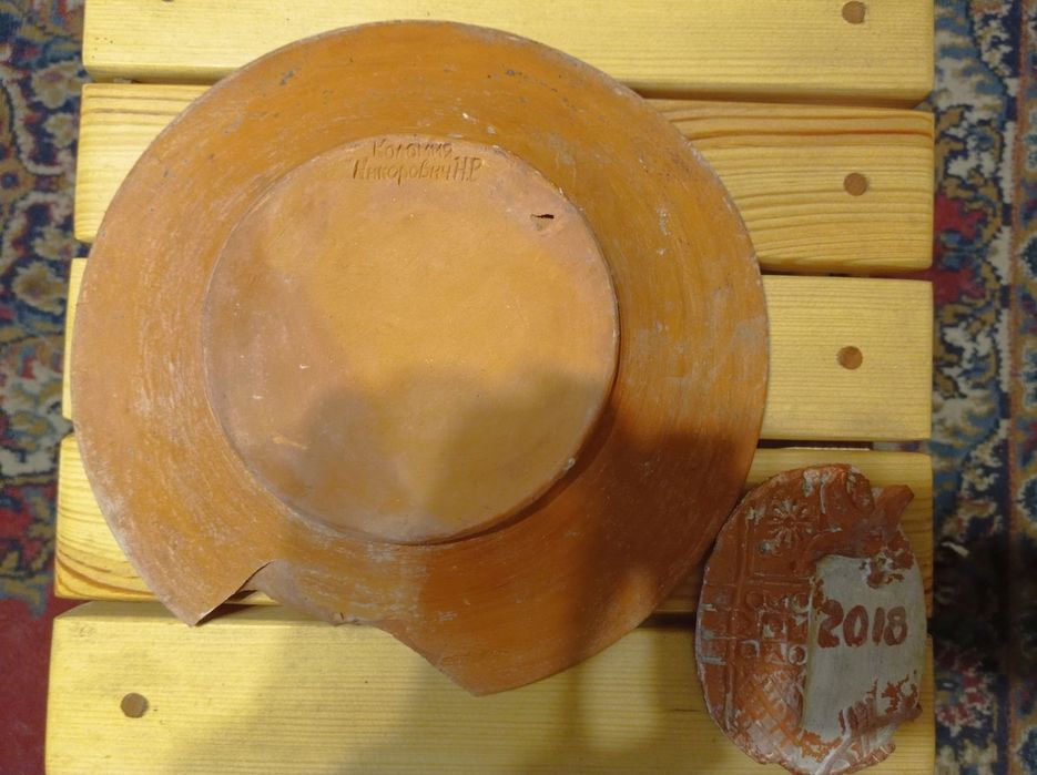 Глиняна тарілка для декору,є ньюанс