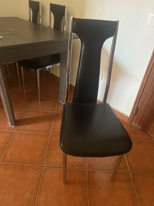 Mesa de jantar extensivel com 4 cadeiras