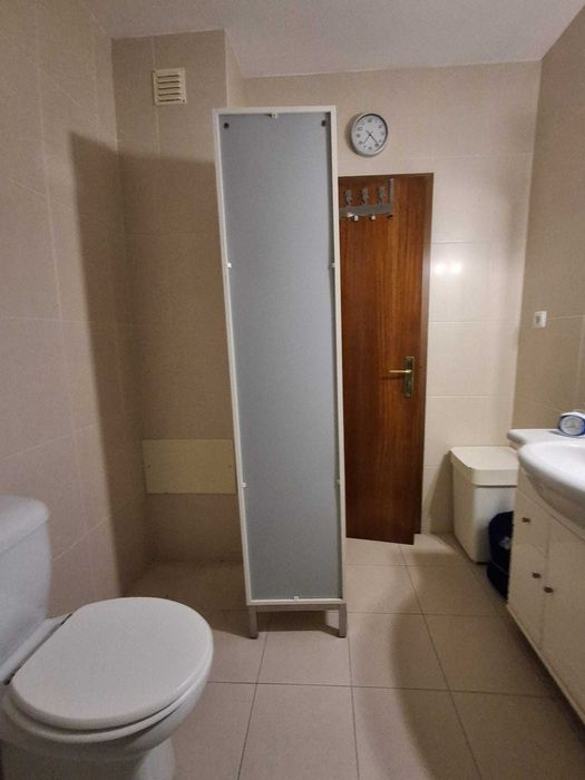 Móvel vertical branco de WC