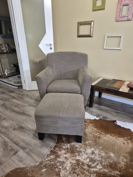 Poltrona Ikea com repousa‑pés