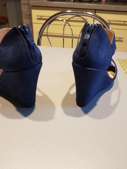 Sandały na koturnie