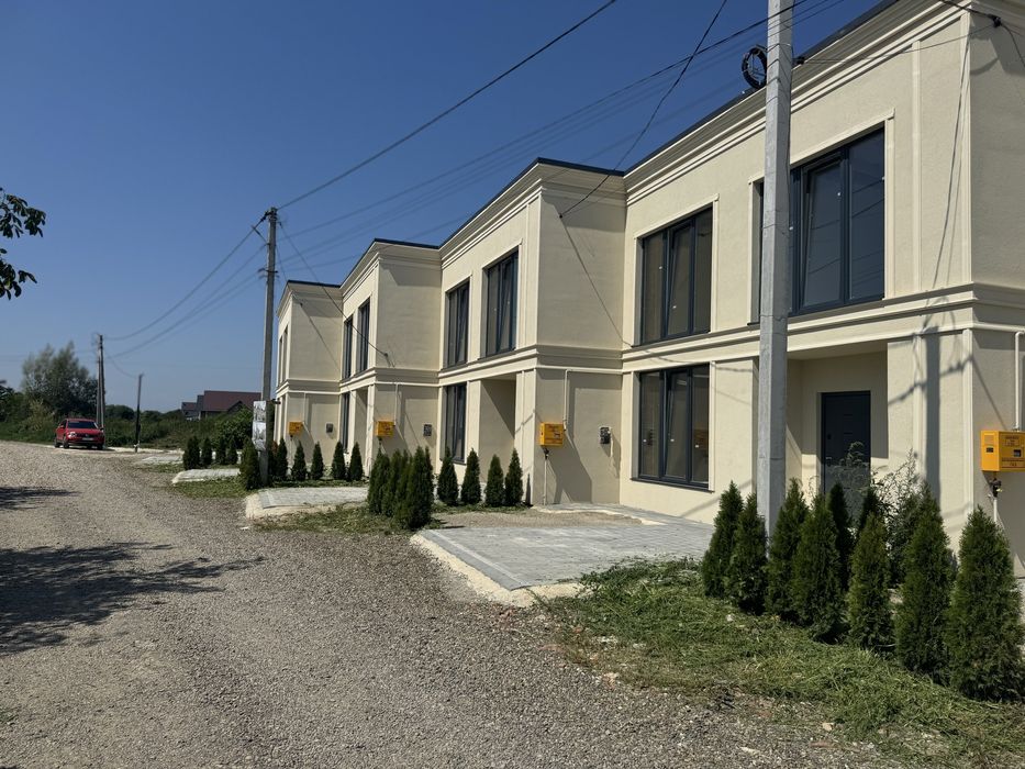 Котедж з власним подвір’ям та заїздом