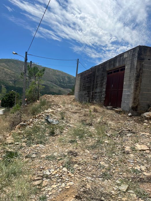 Quinta com garagem e armazém