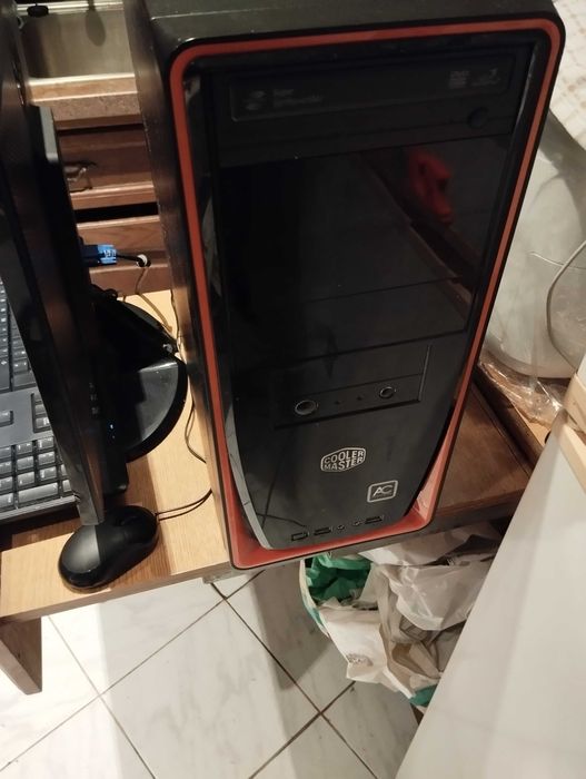 PC completo com torre, monitor teclado e rato