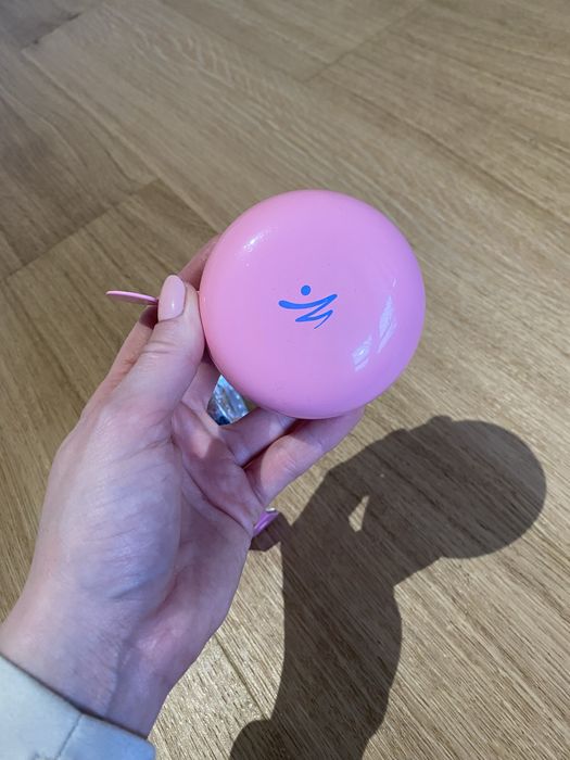 Retro różowy dzwonek i lampka do roweru