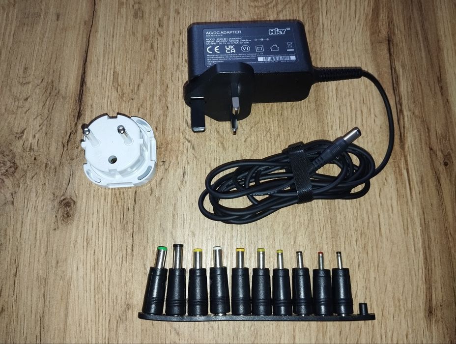 Zasilacz uniwersalny do laptopa