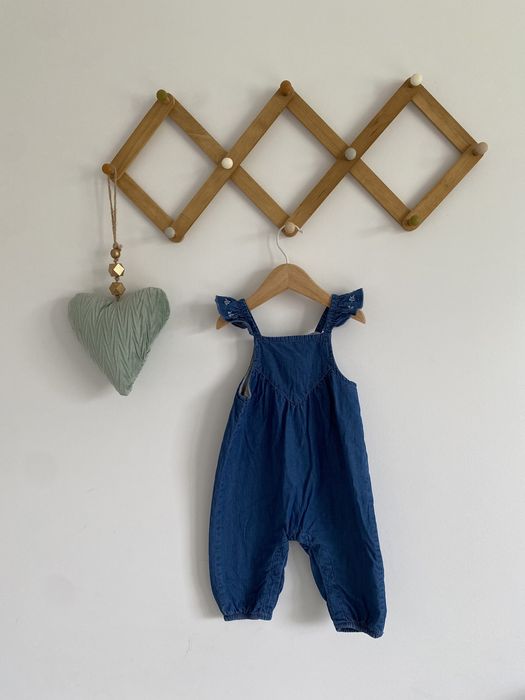 Ogrodniczki jeansowe zara 74 niebieskie falbanki kwiatki