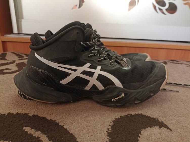 Asics metarise 42p

Стан: хороший, все видно на фото.
Зручні та легкі, підходять для спорту і повсякденного носіння.
Колір: чорний з