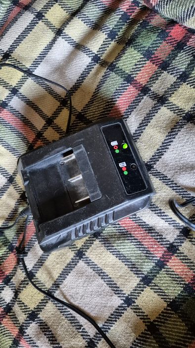 Ładowarka do bateri titan 18v na 1.3ah