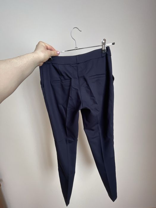 Блуза в полоску, класичні темно-сині брюки