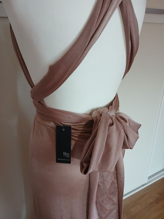 Długa suknia wieczorową sylwester wesele