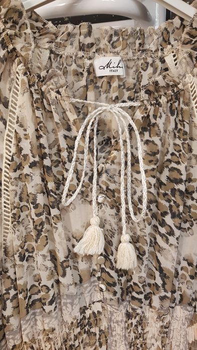 Beżowa sukienka z delikatnej tkaniny