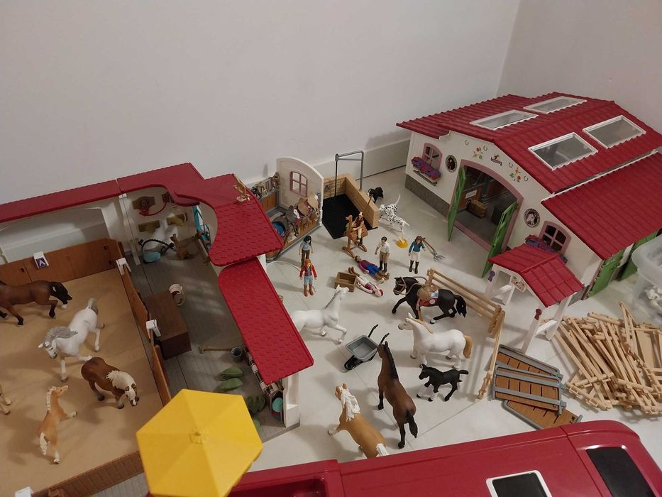 Schleich: kamper, stajnia, ujeżdżalnia, myjka, boks i przeszkody