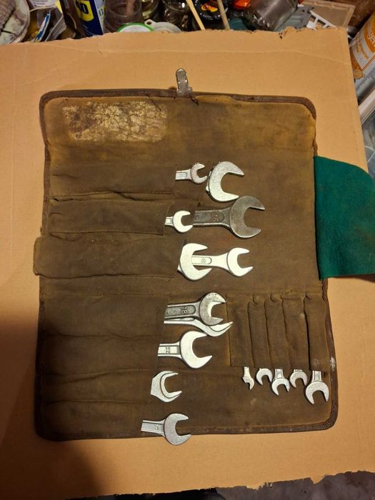 Klucze płaskie w skórzanym etui z PRL-u ZNP Rawa Mazowiecka