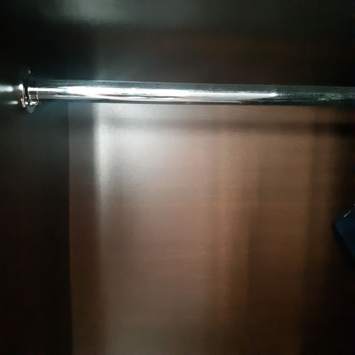 Szafa z polka i pałąkiem