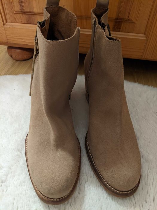 Ботильйони демісезонні замшеві на каблуці виробництво Іспанії р.40