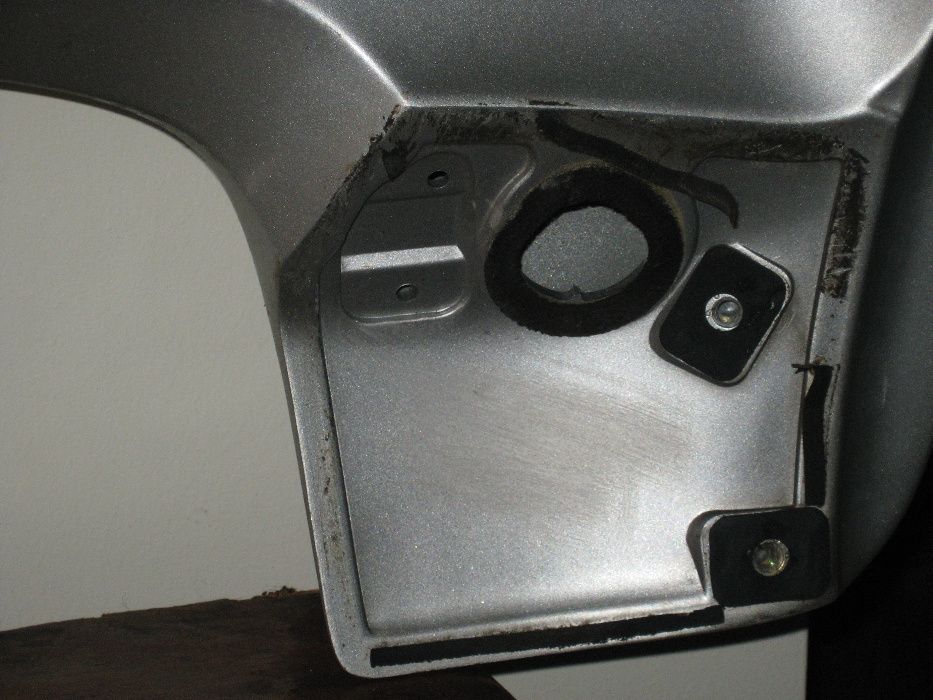 mazda 323 -  aileron traseiro