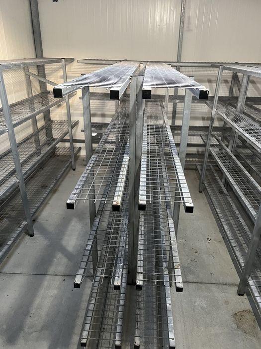 Prateleiras em ferro com malha zincada