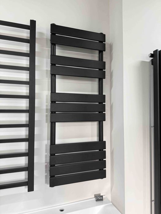 Чорна дизайнерська водяна рушникосушка