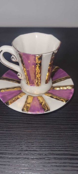 Elegante chávena de café (demitasse) com respetivo pires