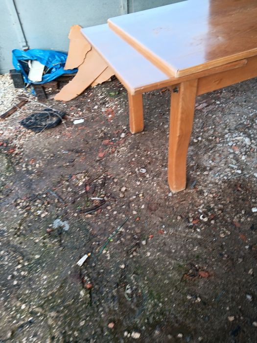 Mesa e madeira com 4 cadeiras