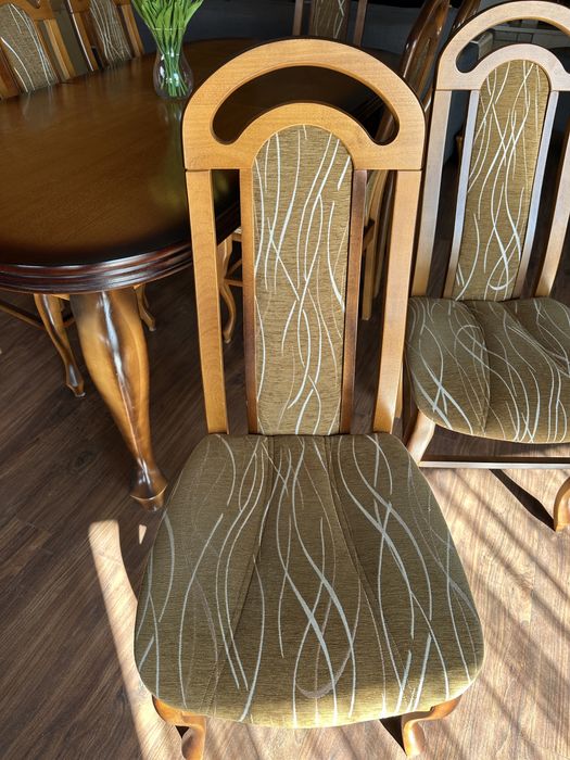 Drewniany stół jadalny