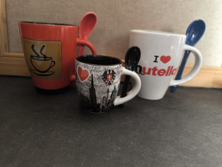 Conjunto de 3 canecas com colheres.
Conjunto de três canecas decoradas