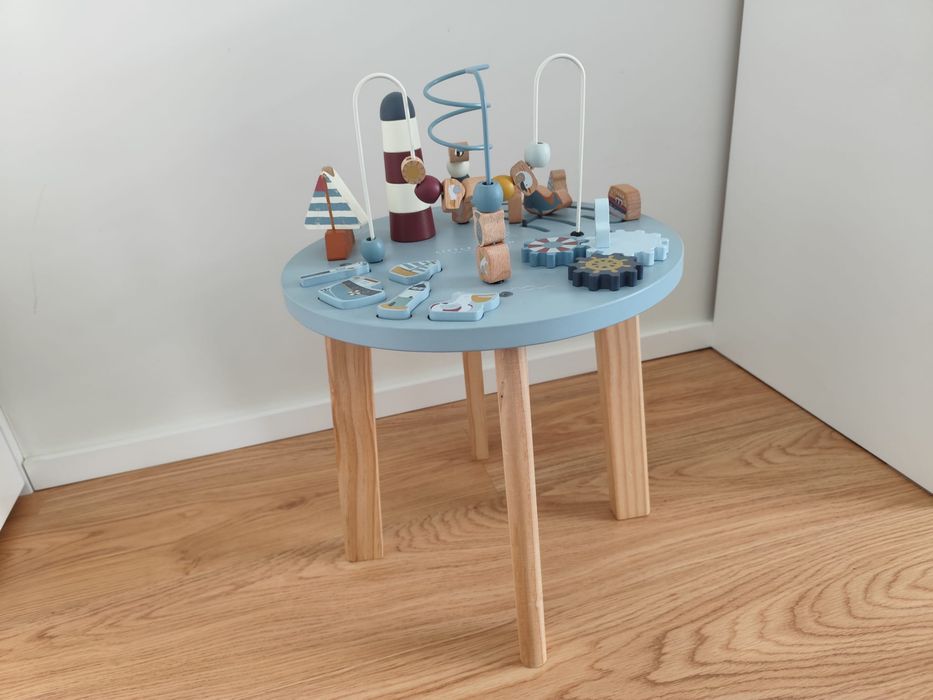 Mesa de atividades de sailors bay