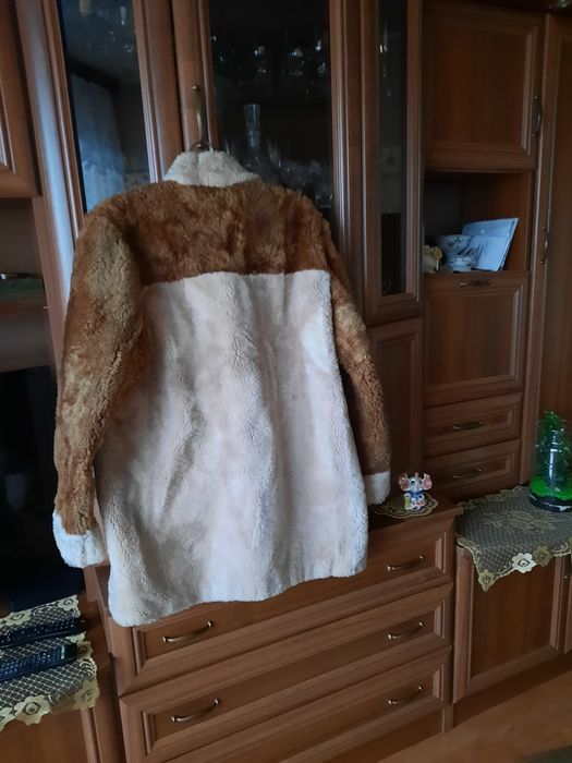 Kożuch że skór owczych.