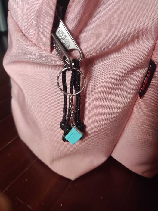 Porta-chaves de livro azul