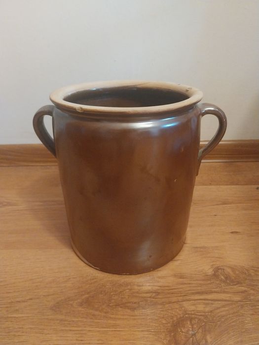 Ceramiczny garniec z uszami.