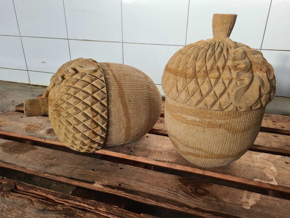 ~16~ Dekoracja ogrodowa, rzeźba z piaskowca, owoce dębu, żołędzie