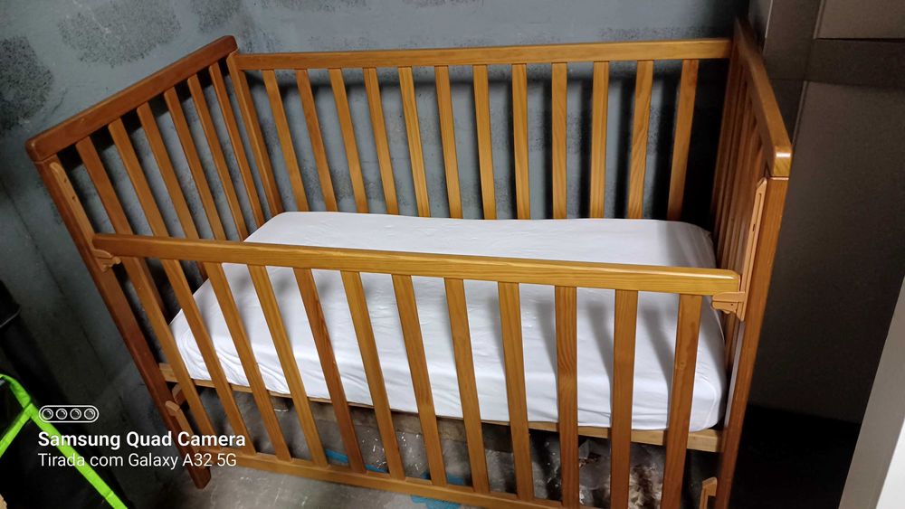 Cama para bebé em madeira