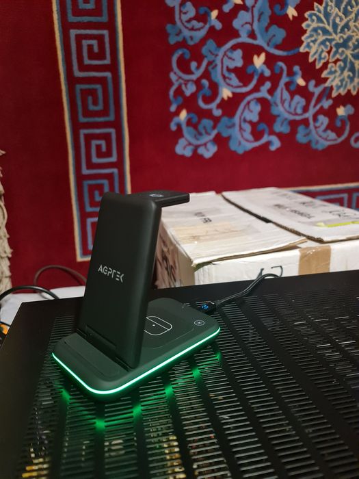 Беспроводная зарядка 3 в 1. Смартфон,наушники, часы.