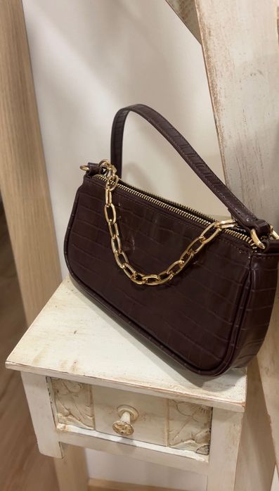 Mini Bolsa/Mala Feminina Castanha com Textura Croco e Corrente Dourada