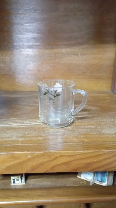 Copo com ilustração de flor