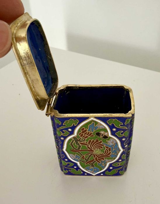 Pequena caixa chinesa em Cloisonné com crisântemos