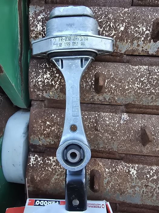 Poduszka skrzyni biegów /silnika audi a3 vw golf 4