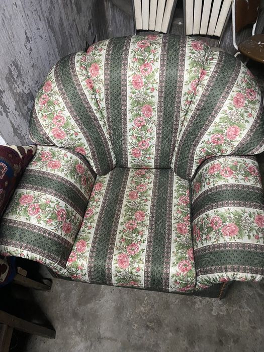 Vendo três sofás ( grande sofá cama)