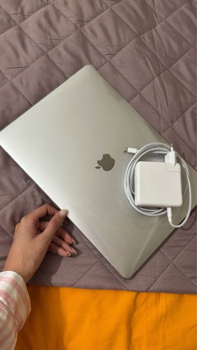 MacBook Pro 15” Intel Core i7 – 32GB RAM – 512GB SSD – Touch Bar64729933039619120